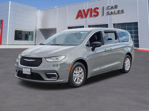 Used 2025 Chrysler Pacifica Select image 1