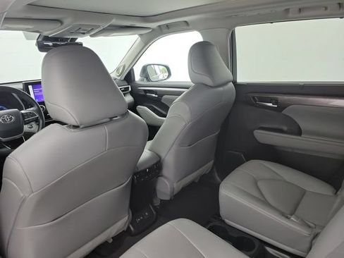 Used 2023 Toyota Highlander Platinum FWD image 15
