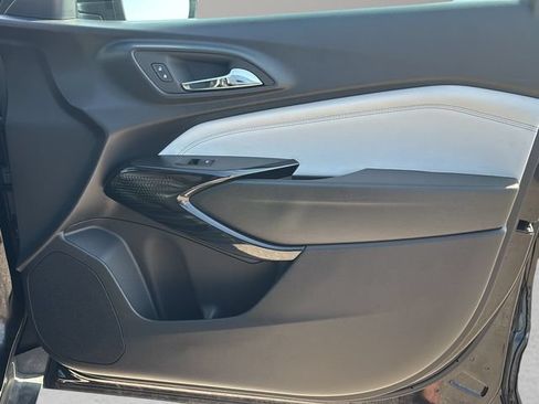 Used 2025 Chevrolet Trax LT FWD image 12