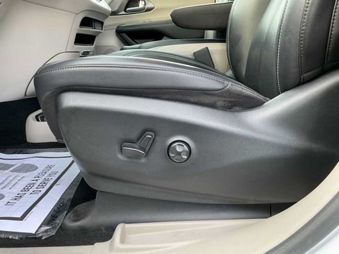 Used 2024 Chrysler Pacifica Touring-L FWD image 13