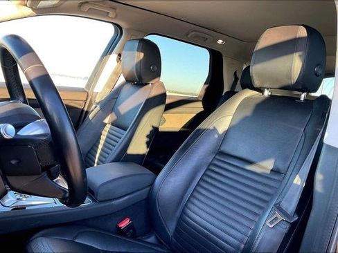 Used 2020 Land Rover Discovery Sport SE image 9