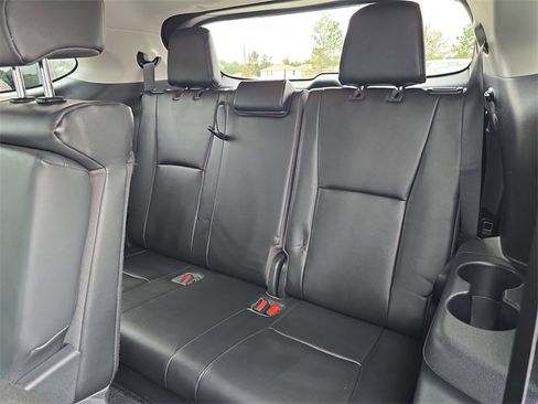Used 2021 Toyota Highlander XLE image 14