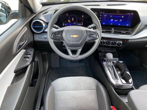 Used 2025 Chevrolet Trax LT FWD image 26