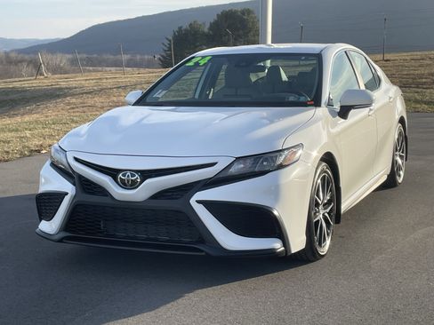 Used 2024 Toyota Camry SE image 8