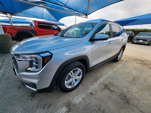 Used 2022 GMC Terrain SLE w/ Driver Convenience Package image 2