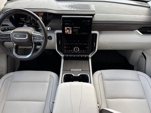 Used 2025 GMC Acadia Denali w/ Super Cruise Package image 4