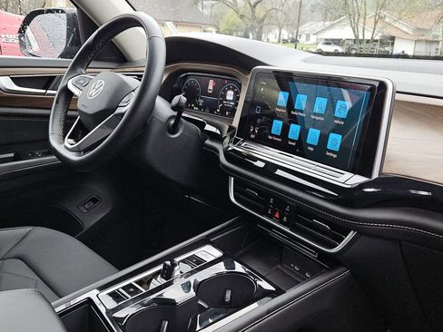 Used 2024 Volkswagen Atlas SE image 30