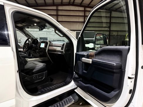 Used 2018 Ford F250 Lariat w/ Chrome Package image 24