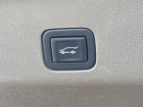 Used 2021 GMC Yukon Denali w/ Denali Premium Package image 16