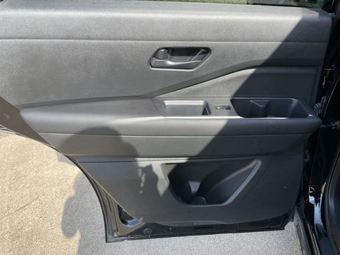 Used 2025 Nissan Pathfinder SV FWD image 34