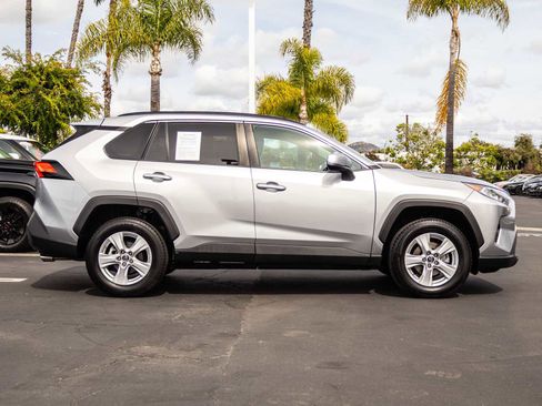 Used 2019 Toyota RAV4 XLE w/ Convenience Package FWD image 4