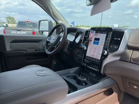 New 2026 RAM 2500 Laramie AWD/4WD image 16