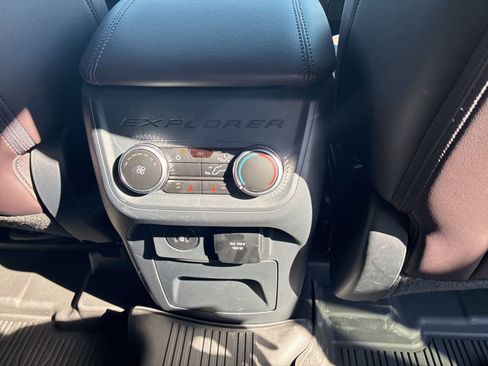 Used 2025 Ford Explorer Platinum image 9