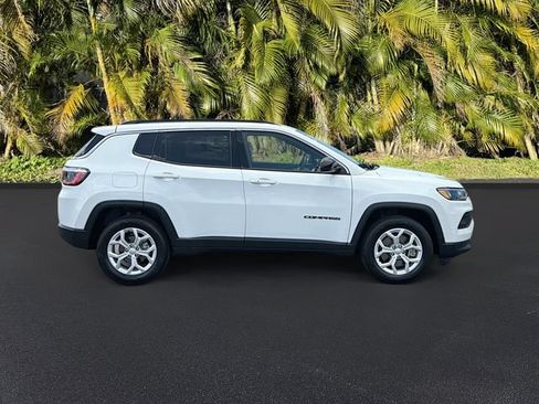 Used 2024 Jeep Compass Latitude AWD/4WD image 4