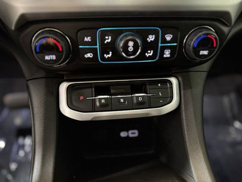 Used 2023 GMC Acadia SLT w/ Preferred Package image 16