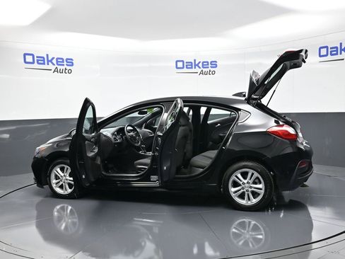 Used 2018 Chevrolet Cruze LT w/ Convenience Package image 52