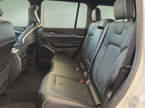 Used 2025 Jeep Grand Cherokee Overland w/ Luxury Tech Group IV AWD/4WD image 16
