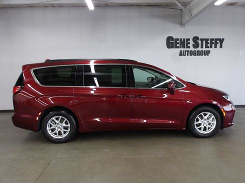 Used 2022 Chrysler Pacifica Touring-L w/ Uconnect Theater Family Group FWD image 3