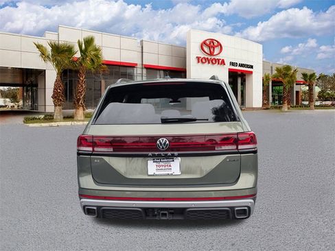 Used 2024 Volkswagen Atlas Peak Edition SE image 5