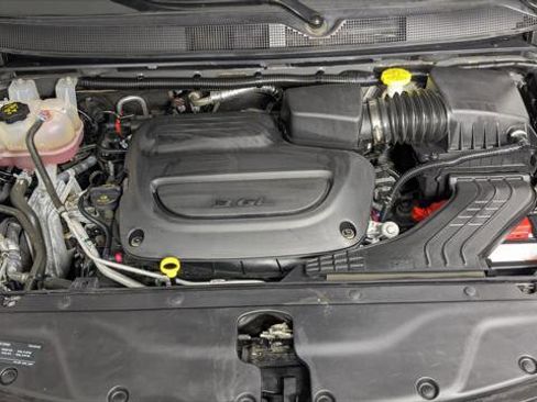 Used 2023 Chrysler Pacifica Touring-L FWD image 32