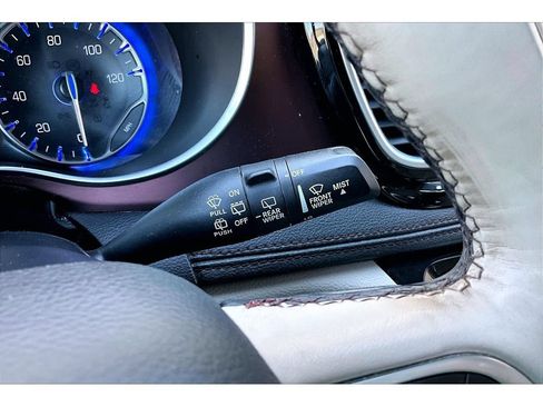 Used 2020 Chrysler Pacifica Limited FWD image 21