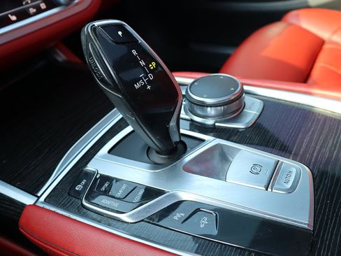 Used 2018 BMW 750i RWD image 33