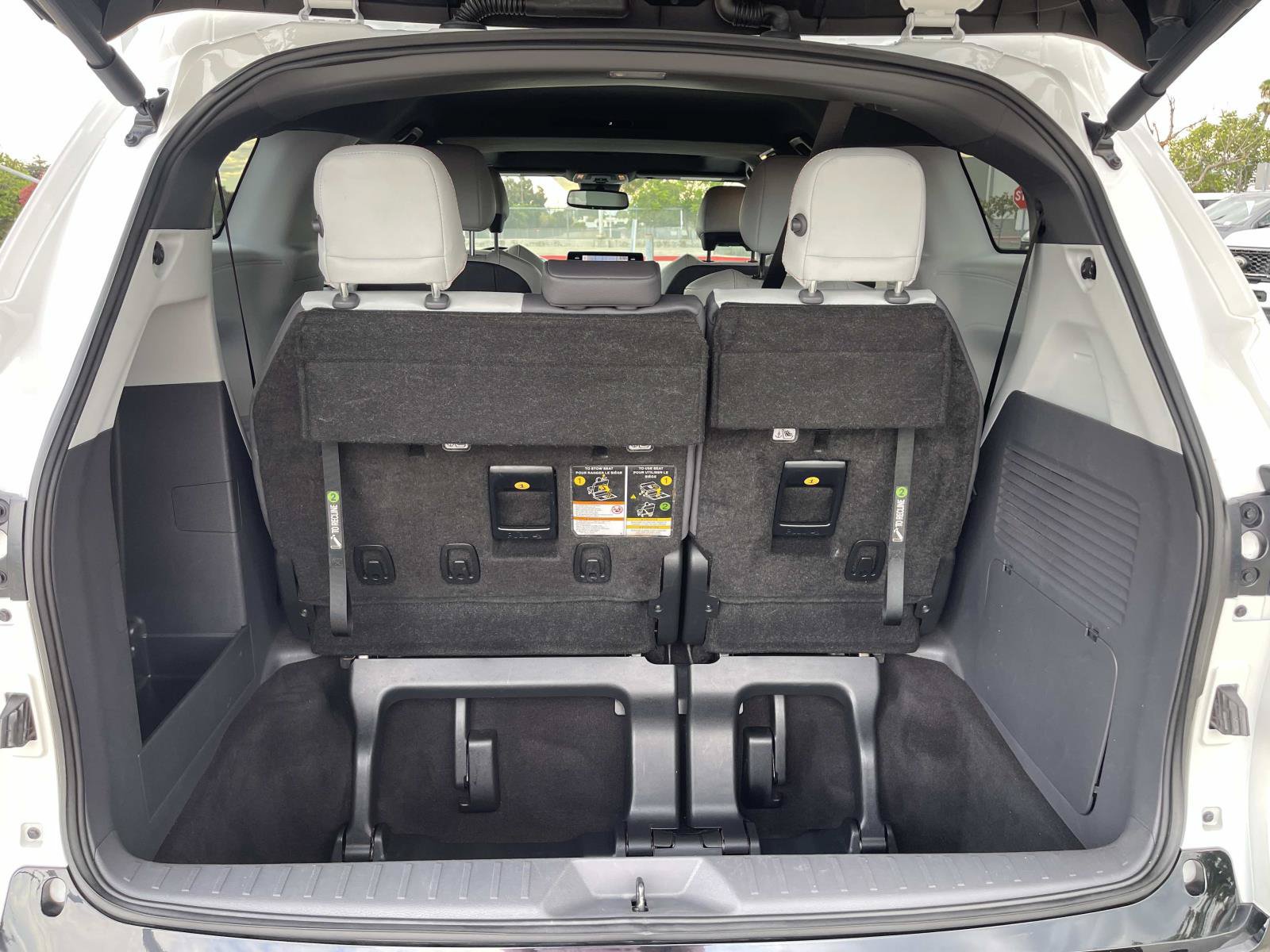 Used 2023 Toyota Sienna XSE FWD image 7