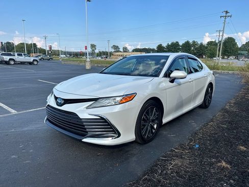 Certified 2022 Toyota Camry XLE w/ Navigation Upgrade Package FWD image 4