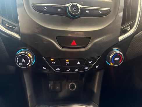 Used 2018 Chevrolet Cruze LT w/ Convenience Package FWD image 29