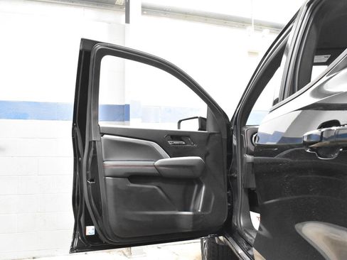 Used 2023 Chevrolet Colorado Z71 w/ Z71 Convenience Package 2 image 11