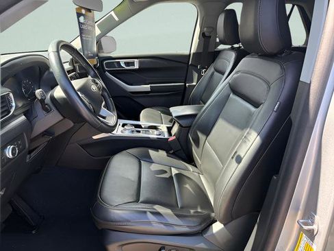 Certified 2022 Ford Explorer XLT w/ Equipment Group 202A AWD/4WD image 9