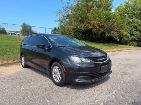 Used 2017 Chrysler Pacifica Touring FWD image 2