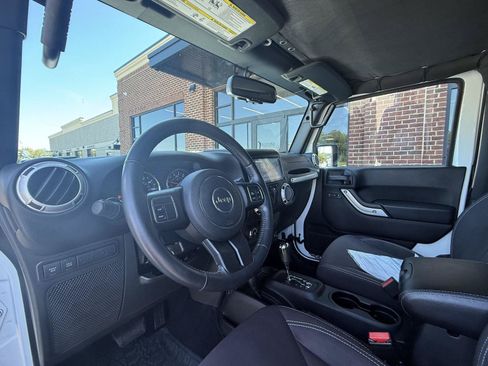 Used 2015 Jeep Wrangler Rubicon w/ Power Convenience Group AWD/4WD image 12