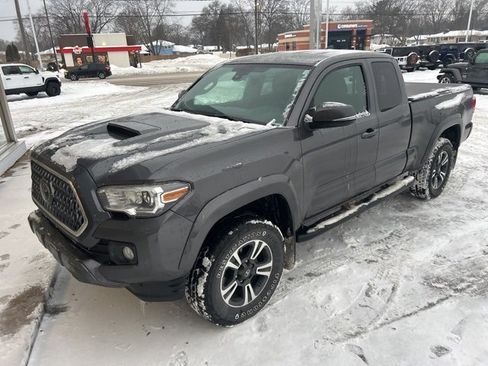 Used 2018 Toyota Tacoma 4x4 Access Cab image 2