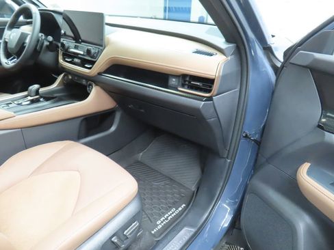 Used 2025 Toyota Grand Highlander AWD Hybrid image 35