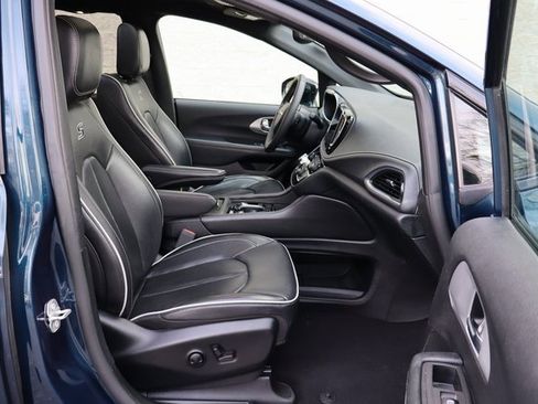 Used 2025 Chrysler Pacifica Limited image 31