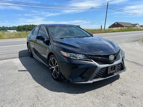 Used 2018 Toyota Camry SE w/ Moonroof Package FWD image 4