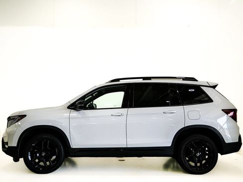 Used 2025 Honda Passport Black Edition image 6