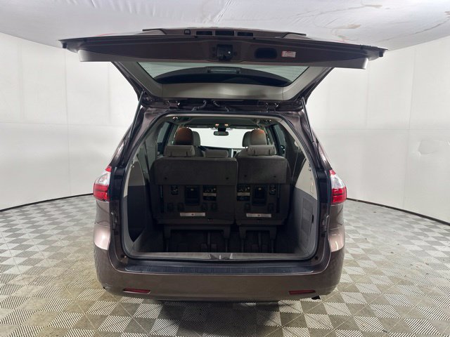 Used 2018 Toyota Sienna LE w/ Carpet Mat Package AWD/4WD image 10