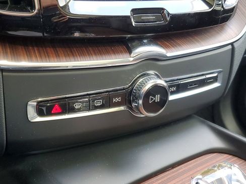 Certified 2023 Volvo XC60 B5 Ultimate w/ Protection Package image 25