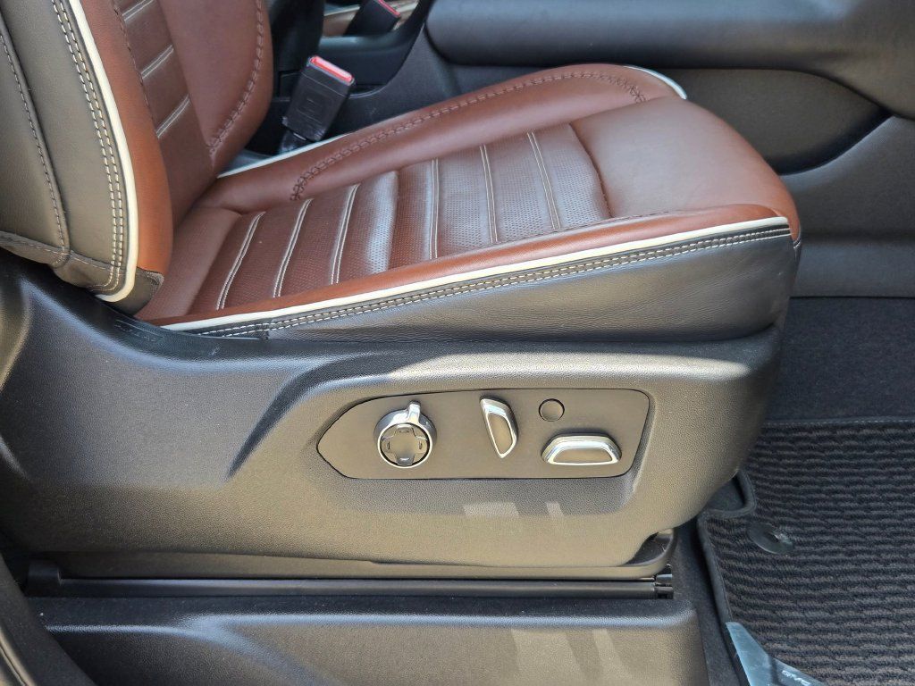 Used 2023 GMC Yukon Denali Ultimate AWD/4WD image 32