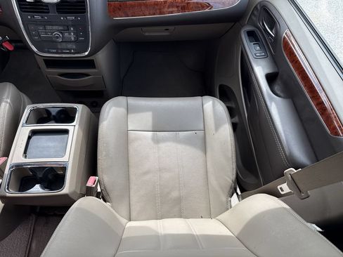 Used 2015 Chrysler Town & Country Touring FWD image 16