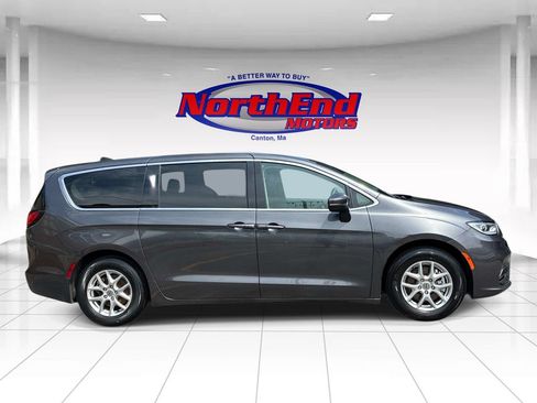 Used 2023 Chrysler Pacifica Touring-L FWD image 8