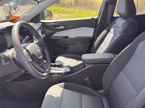 Used 2025 Chevrolet Trax LT image 6