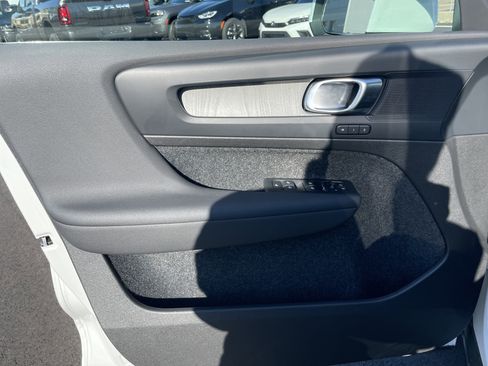 Used 2025 Volvo XC40 B5 Core image 42