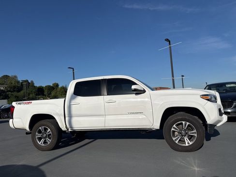 Used 2019 Toyota Tacoma TRD Sport w/ Technology Package image 4