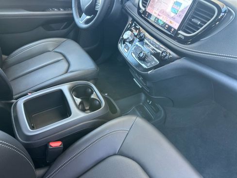 New 2026 Chrysler Pacifica Select AWD/4WD image 17