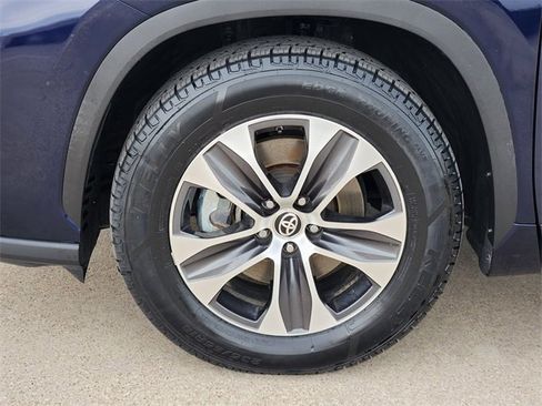 Used 2021 Toyota Highlander XLE FWD image 17