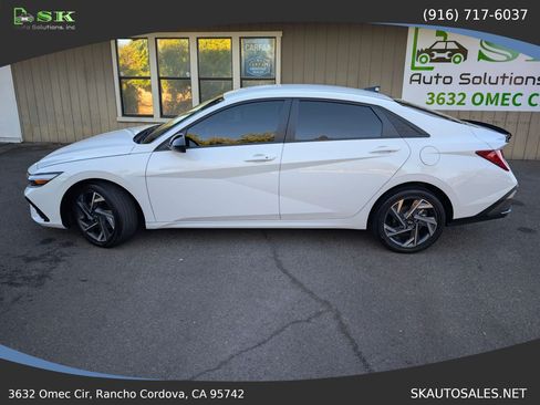 Used 2025 Hyundai Elantra SEL FWD image 11