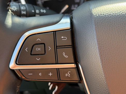 Used 2020 Toyota Highlander XLE AWD/4WD image 17